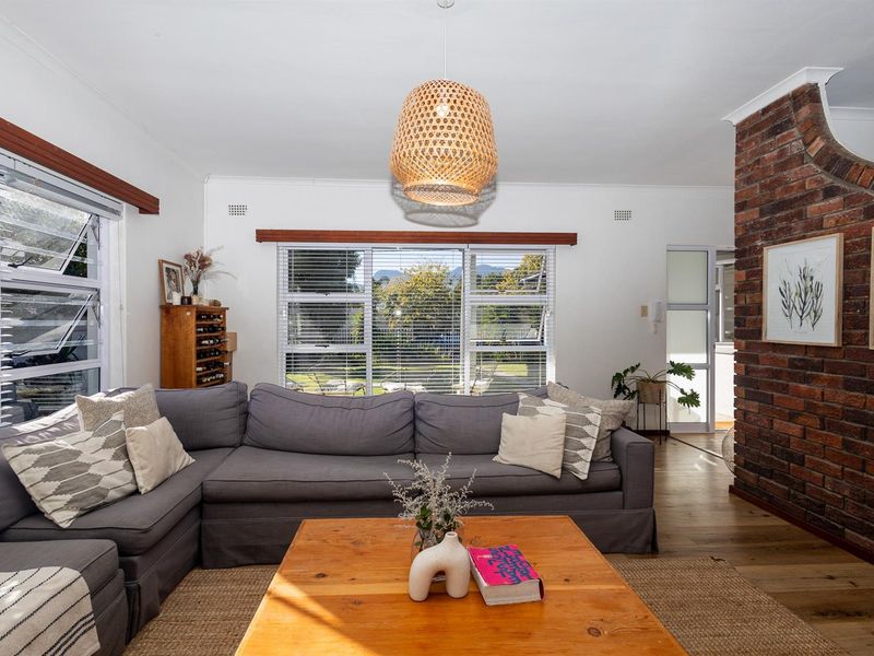 A Home with Space, Light and Mountain Views in Paarl - Photo 4