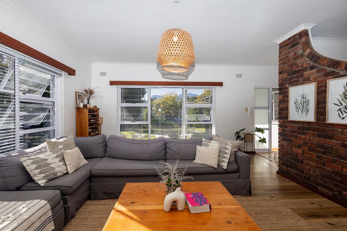 A Home with Space, Light and Mountain Views in Paarl - Photo 4