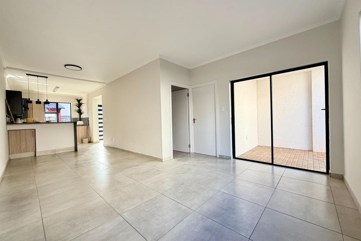 Townhouse For Sale in Glen Marais, Kempton Park - Photo 2