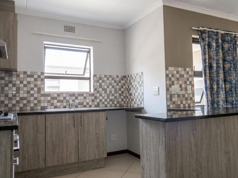 Stylish 2-Bedroom Apartment with Balcony in Sought-After Blue Lily Lane, Buh Rein Estate - Photo 4