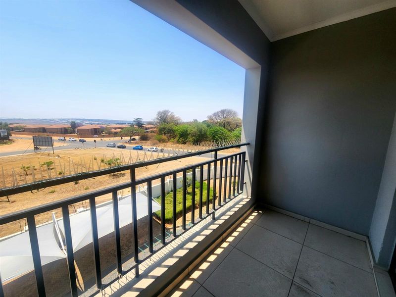 Modern 2 Bedroom 2nd Floor Apartment To Rent in Carlswald, Midrand - Photo 10