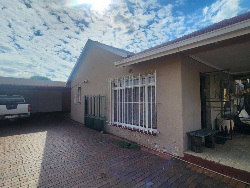 Spacious 3 Bedroom 2.5 bathroom with Flatlet and Prime Location in Van Dyk Park - Photo 3
