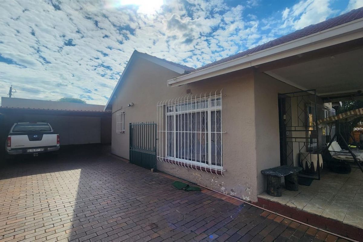 Spacious 3 Bedroom 2.5 bathroom with Flatlet and Prime Location in Van Dyk Park - Photo 3
