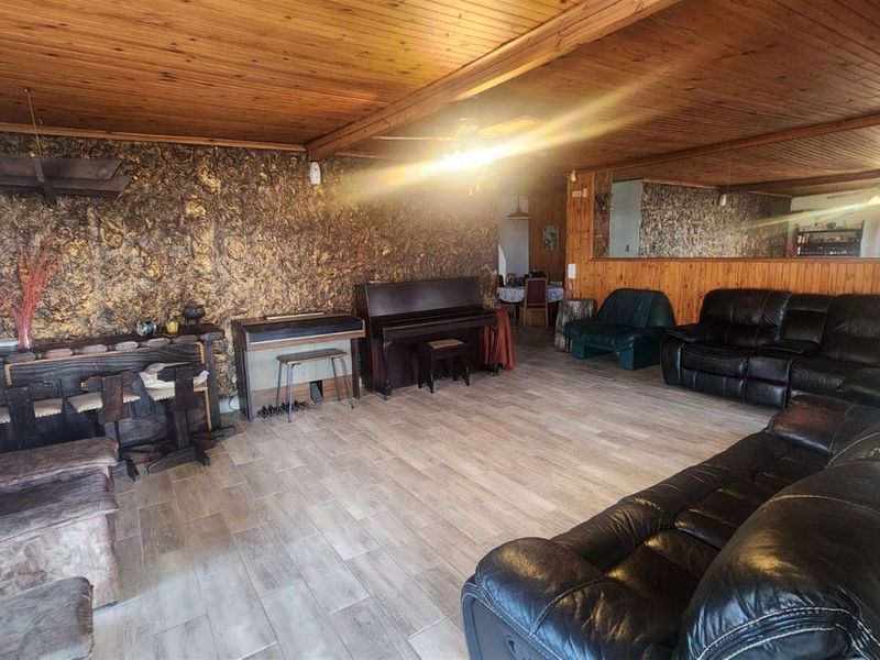 Spacious 3 Bedroom 2.5 bathroom with Flatlet and Prime Location in Van Dyk Park - Photo 8