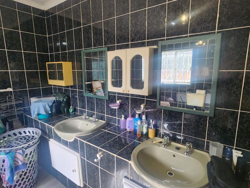 Spacious 3 Bedroom 2.5 bathroom with Flatlet and Prime Location in Van Dyk Park - Photo 7