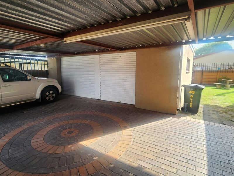 Spacious 3 Bedroom 2.5 bathroom with Flatlet and Prime Location in Van Dyk Park - Photo 6