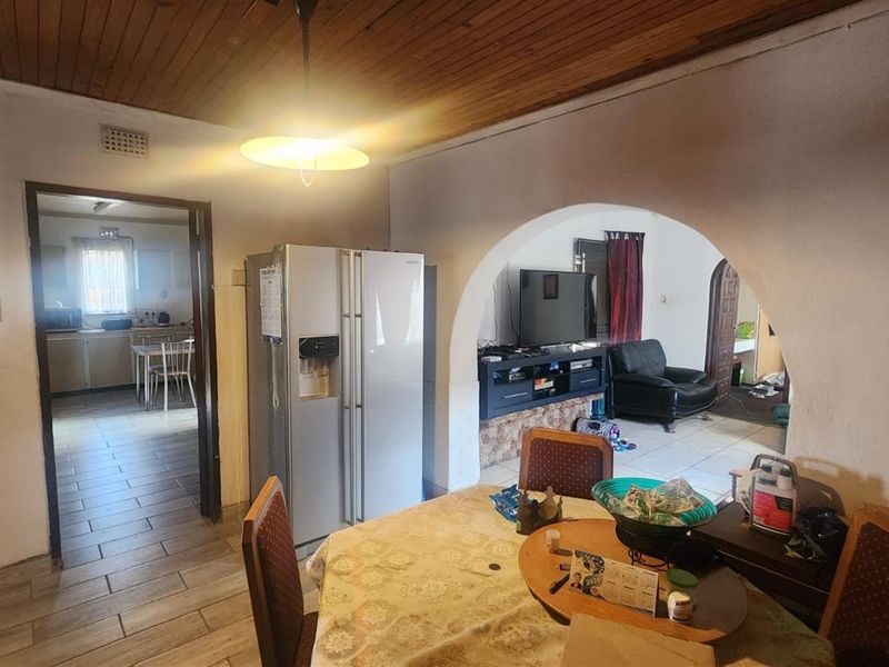 Spacious 3 Bedroom 2.5 bathroom with Flatlet and Prime Location in Van Dyk Park - Photo 4