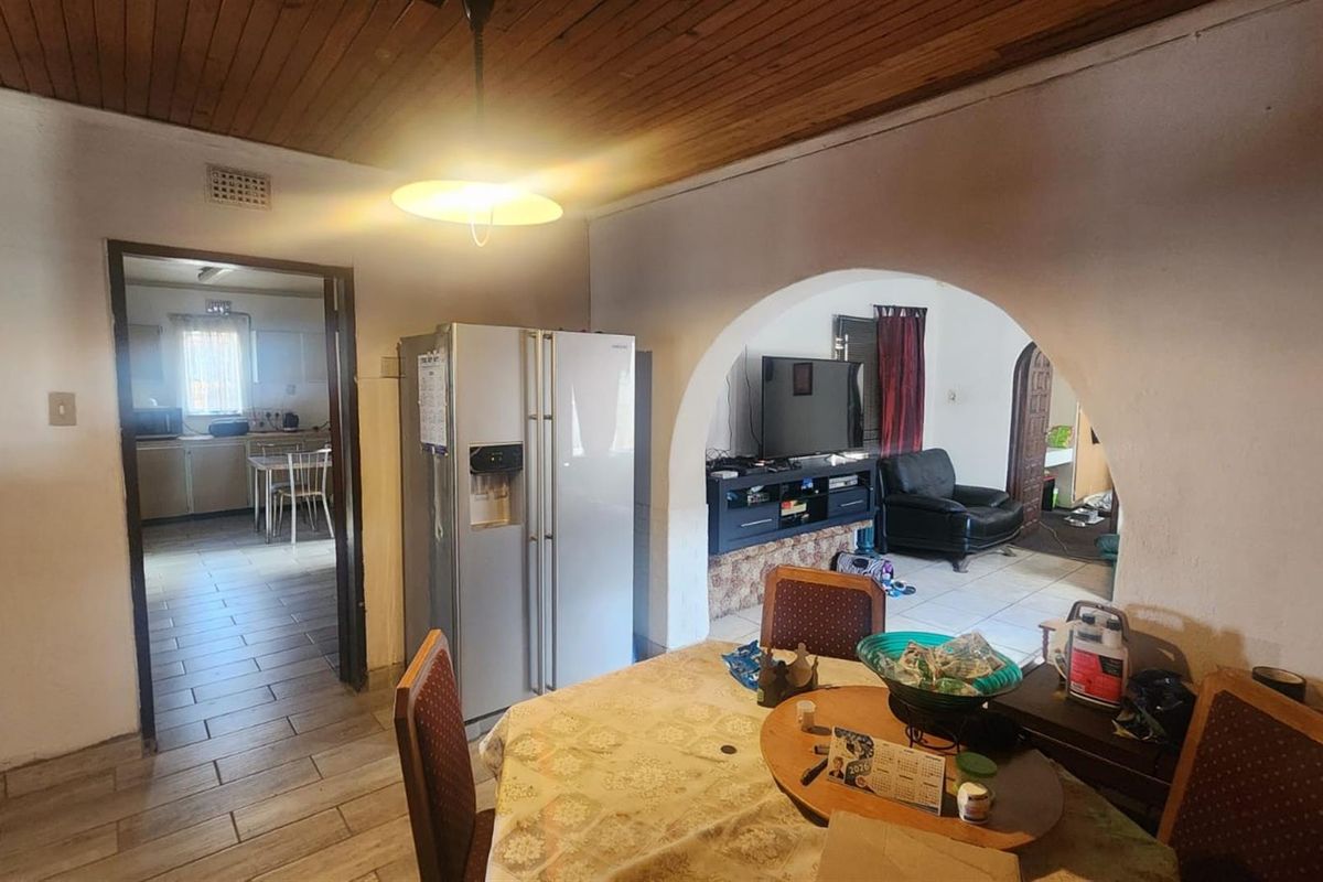 Spacious 3 Bedroom 2.5 bathroom with Flatlet and Prime Location in Van Dyk Park - Photo 4
