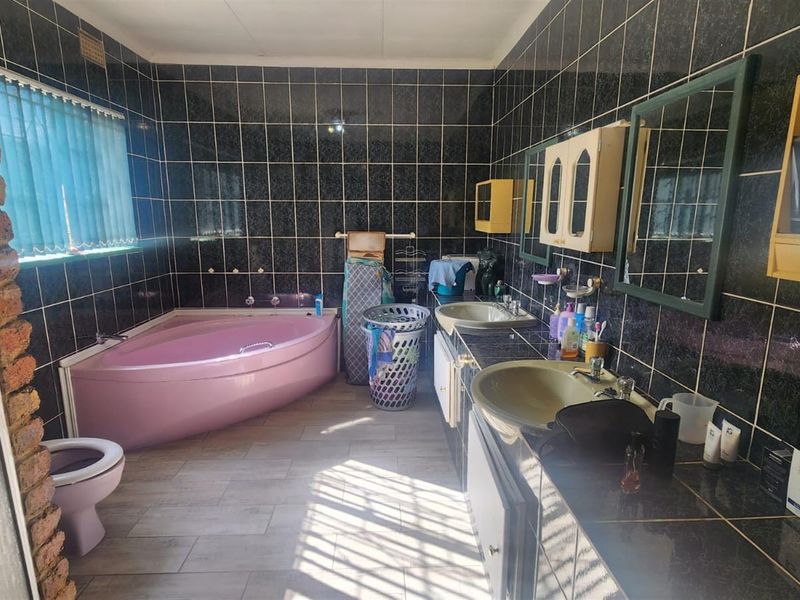 Spacious 3 Bedroom 2.5 bathroom with Flatlet and Prime Location in Van Dyk Park - Photo 10