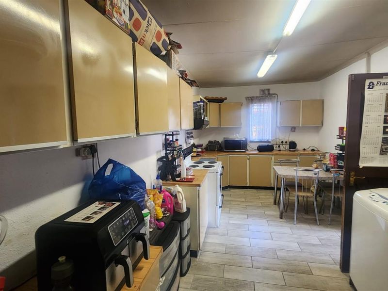Spacious 3 Bedroom 2.5 bathroom with Flatlet and Prime Location in Van Dyk Park - Photo 5