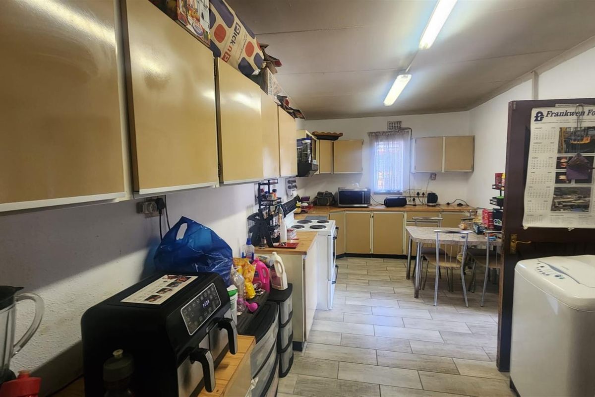 Spacious 3 Bedroom 2.5 bathroom with Flatlet and Prime Location in Van Dyk Park - Photo 5