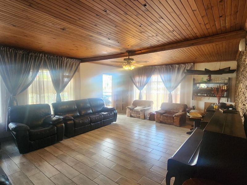 Spacious 3 Bedroom 2.5 bathroom with Flatlet and Prime Location in Van Dyk Park - Photo 2