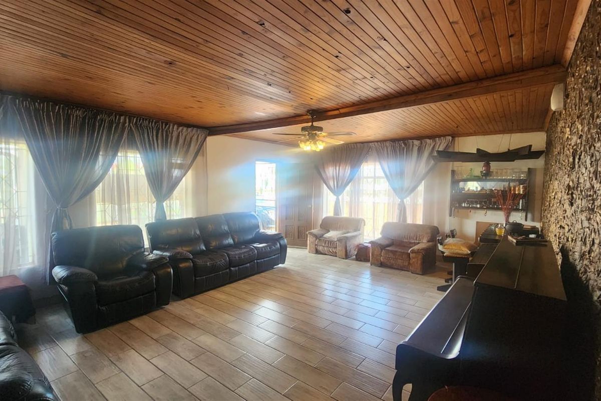 Spacious 3 Bedroom 2.5 bathroom with Flatlet and Prime Location in Van Dyk Park - Photo 2