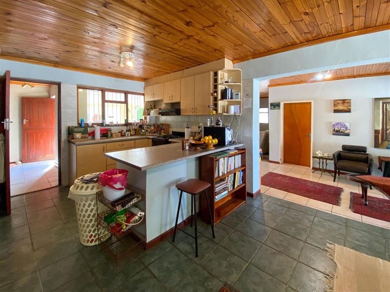 Spacious 4-Bedroom Home with Flexible Layout in Quiet Street - Photo 9
