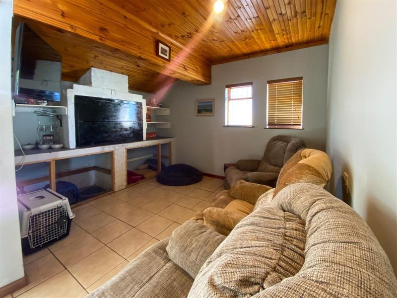 Spacious 4-Bedroom Home with Flexible Layout in Quiet Street - Photo 7