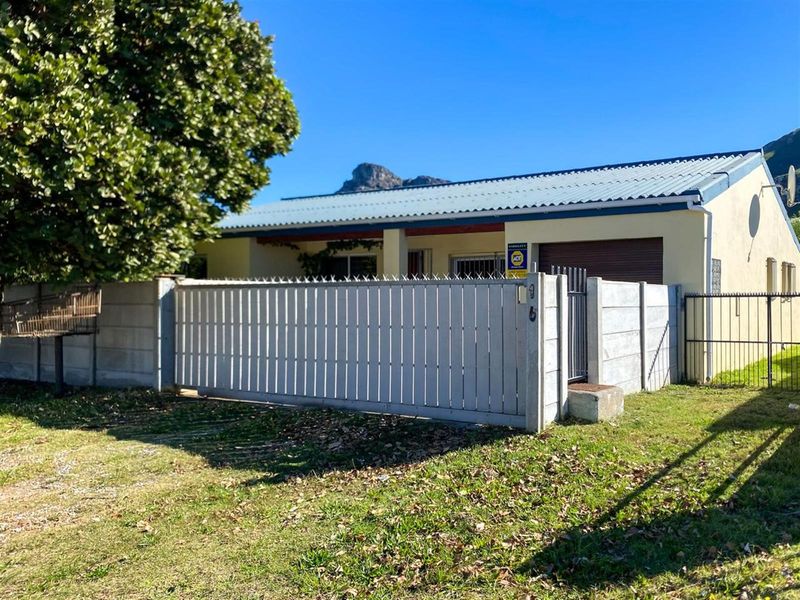 Spacious 4-Bedroom Home with Flexible Layout in Quiet Street - Photo 2