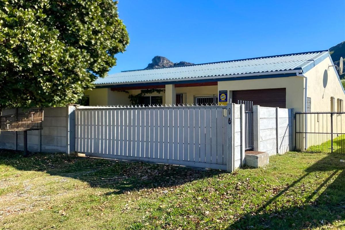 Spacious 4-Bedroom Home with Flexible Layout in Quiet Street - Photo 2
