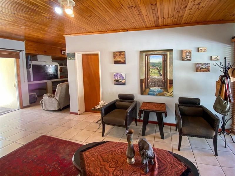 Spacious 4-Bedroom Home with Flexible Layout in Quiet Street - Photo 4