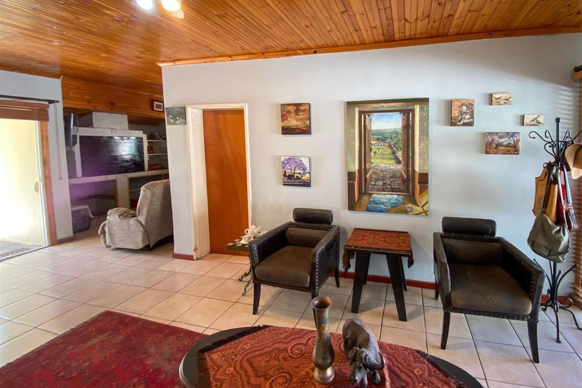 Spacious 4-Bedroom Home with Flexible Layout in Quiet Street - Photo 4