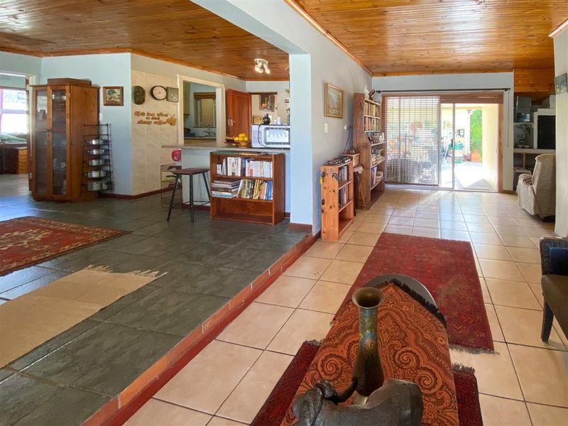 Spacious 4-Bedroom Home with Flexible Layout in Quiet Street - Photo 8