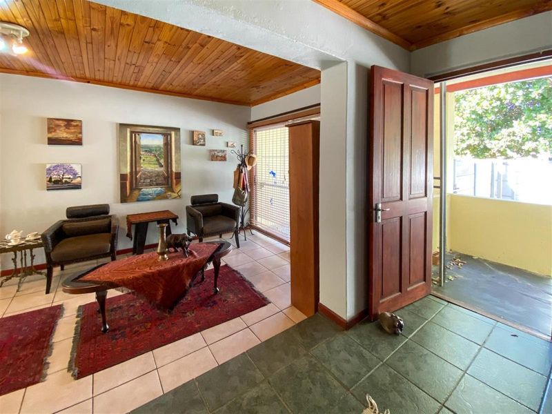 Spacious 4-Bedroom Home with Flexible Layout in Quiet Street - Photo 5