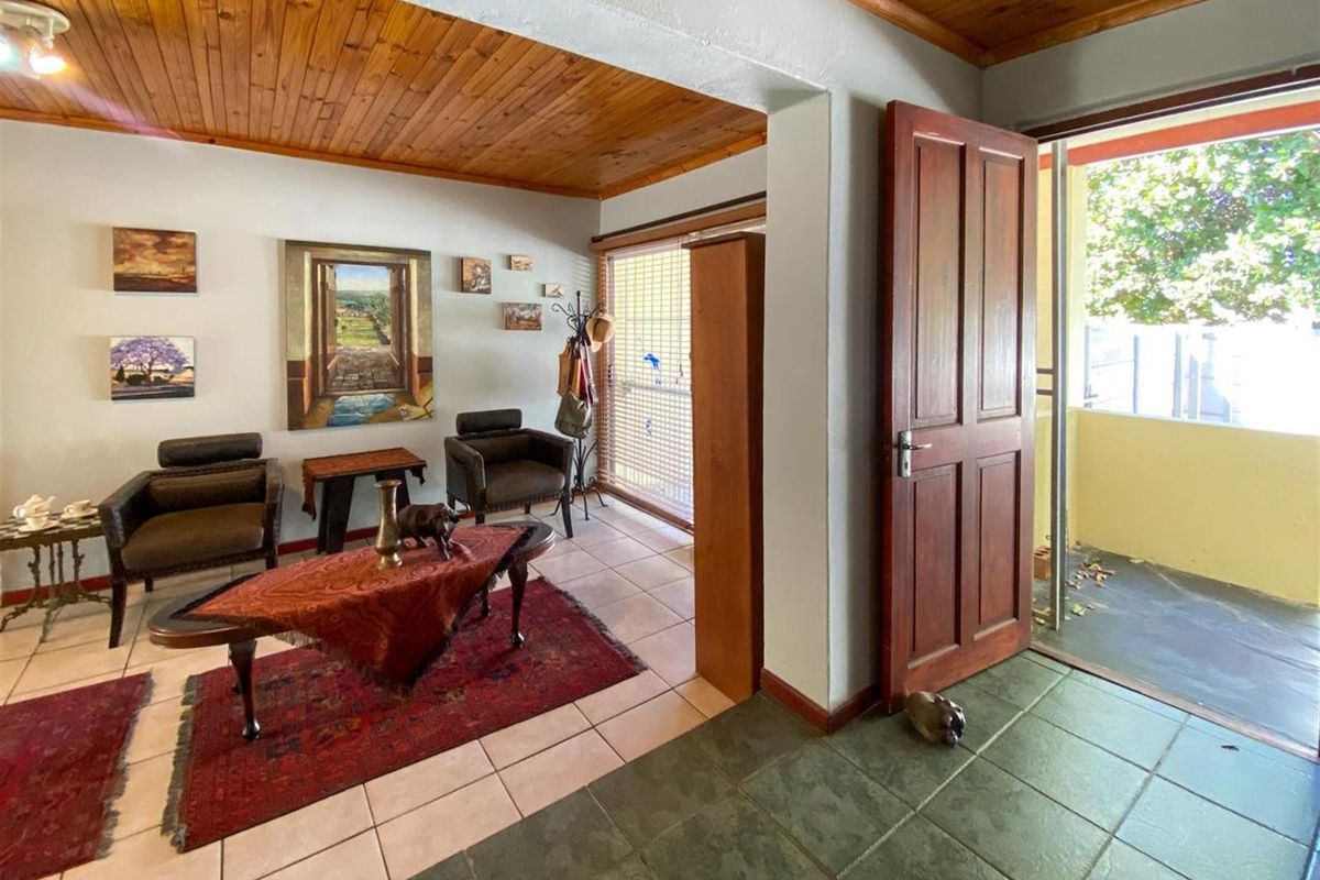 Spacious 4-Bedroom Home with Flexible Layout in Quiet Street - Photo 5