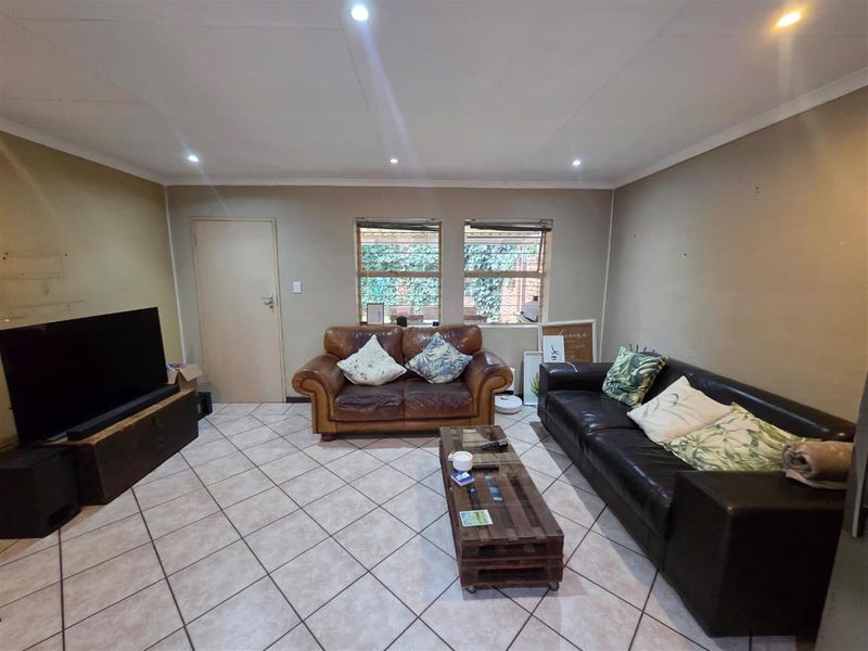 2 Bedroom Townhouse For Sale in Die Hoewes, Centurion - Photo 4
