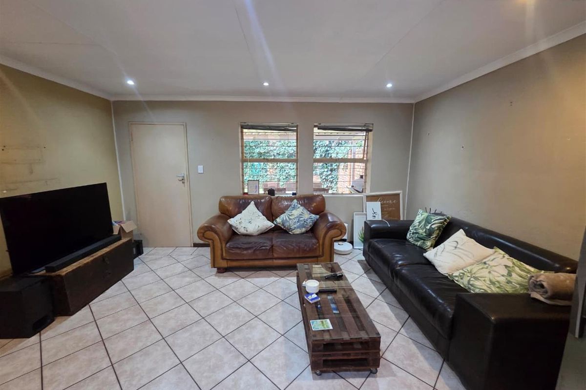2 Bedroom Townhouse For Sale in Die Hoewes, Centurion - Photo 4