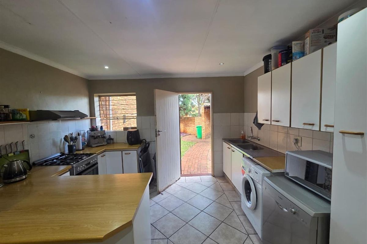 2 Bedroom Townhouse For Sale in Die Hoewes, Centurion - Photo 5