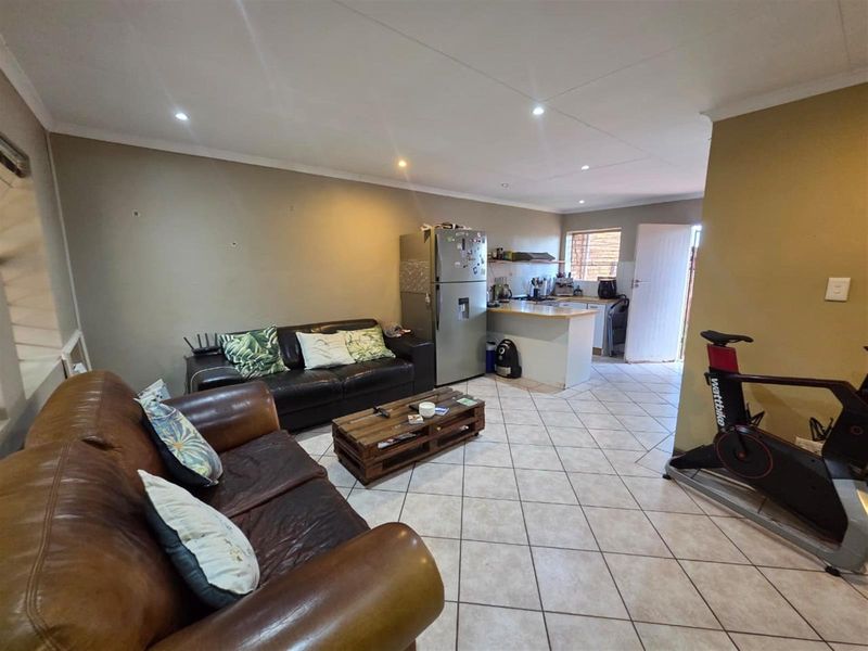 2 Bedroom Townhouse For Sale in Die Hoewes, Centurion - Photo 3