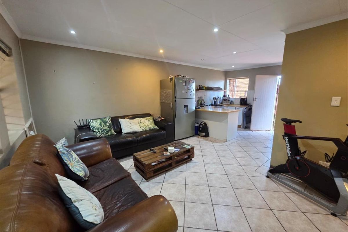 2 Bedroom Townhouse For Sale in Die Hoewes, Centurion - Photo 3