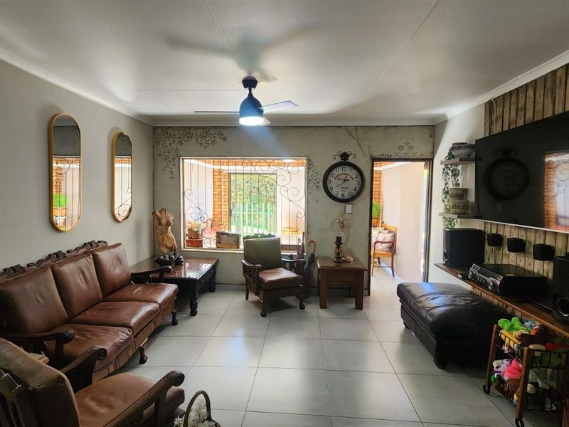 Stylish and Secure Living in Pin Oaks - Photo 2