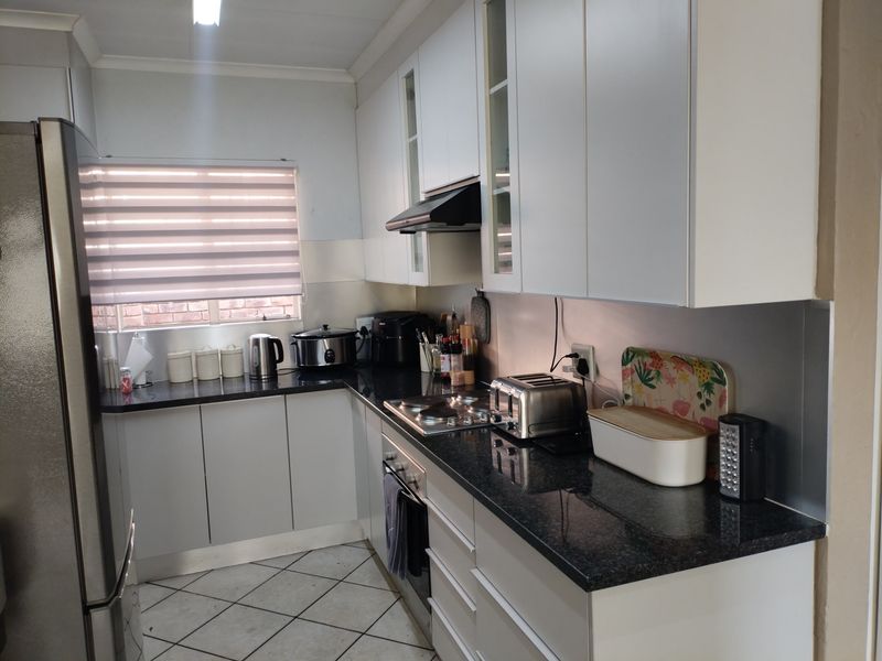 3bed, 2Baths House For Sale in Amberfield Heights, Centurion - Photo 2