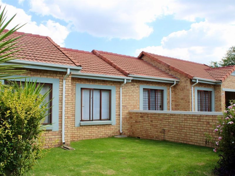2-Bedroom Townhouse with Spacious Private Garden in Secure Randpark Ridge Complex - Photo 2