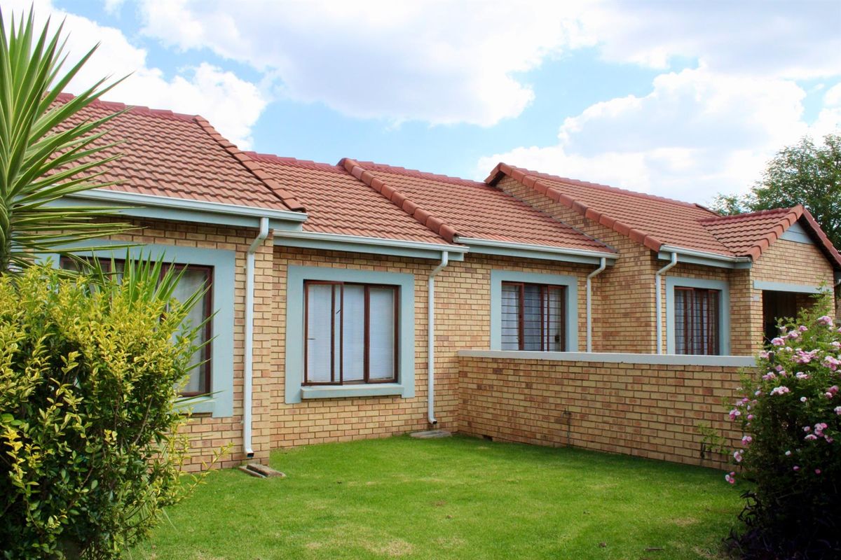2-Bedroom Townhouse with Spacious Private Garden in Secure Randpark Ridge Complex - Photo 2