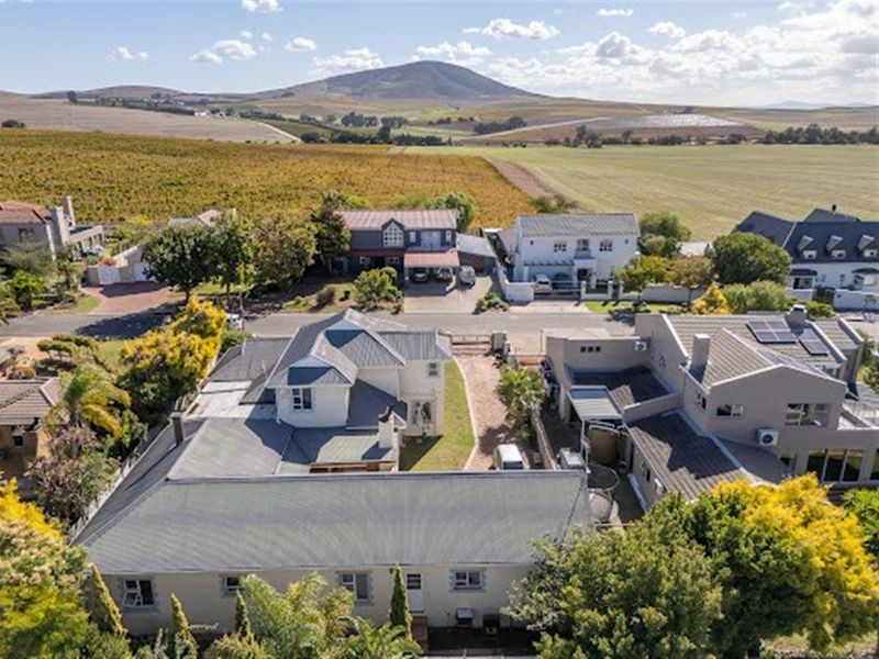 Dual Living Opportunity in Sought-After Vierlanden with Space, Flow and  Flexibility - Photo 1