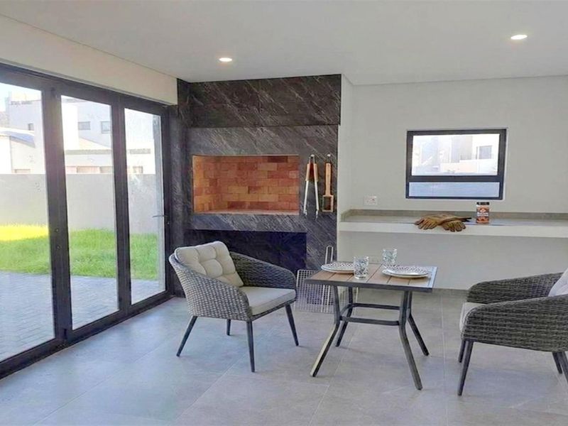 Brand new 4 Bedroom family home, awaiting it's first owner! - Photo 2