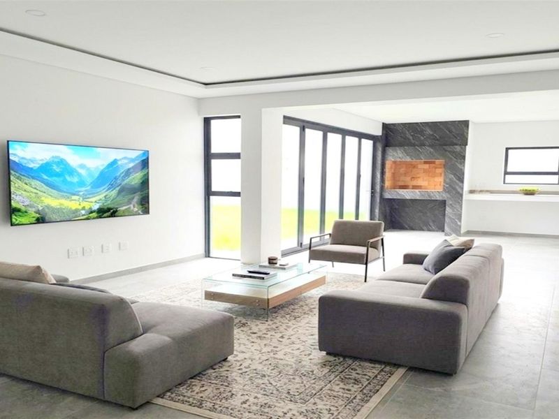 Brand new 4 Bedroom family home, awaiting it's first owner! - Photo 3
