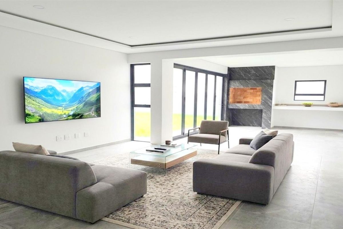 Brand new 4 Bedroom family home, awaiting it's first owner! - Photo 3