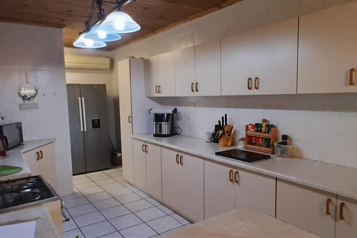 3 Bedroom house with 2 Bedroom Flatlet for Sale in Birdswood, Richards Bay, KwaZulu Natal - Photo 4