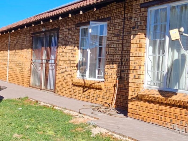 Townhouse For Sale in Amandasig, Akasia - Photo 1