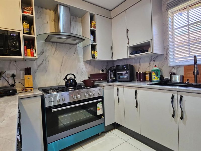 Townhouse For Sale in Amandasig, Akasia - Photo 2