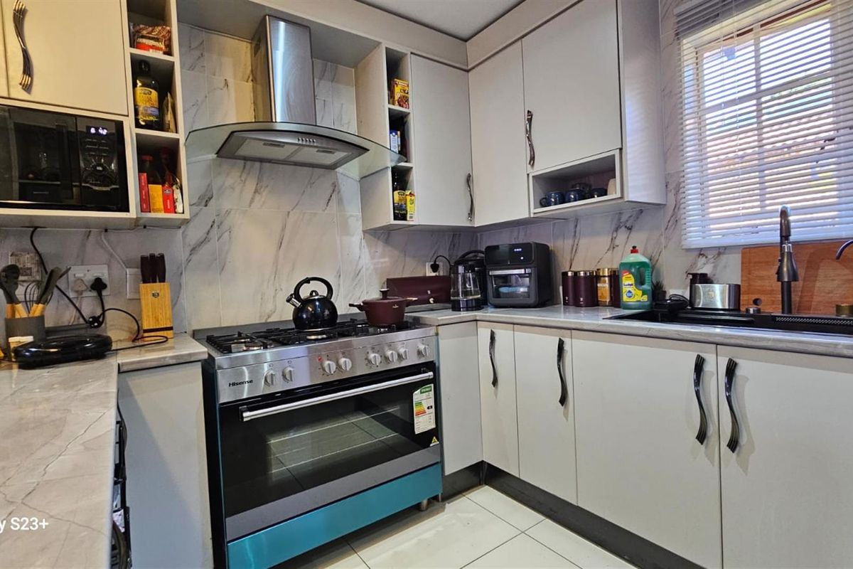 Townhouse For Sale in Amandasig, Akasia - Photo 2