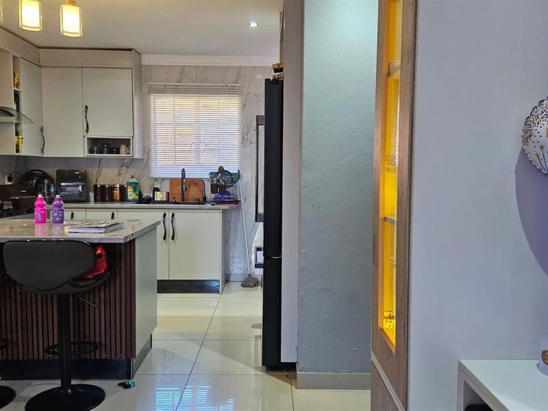 Townhouse For Sale in Amandasig, Akasia - Photo 8