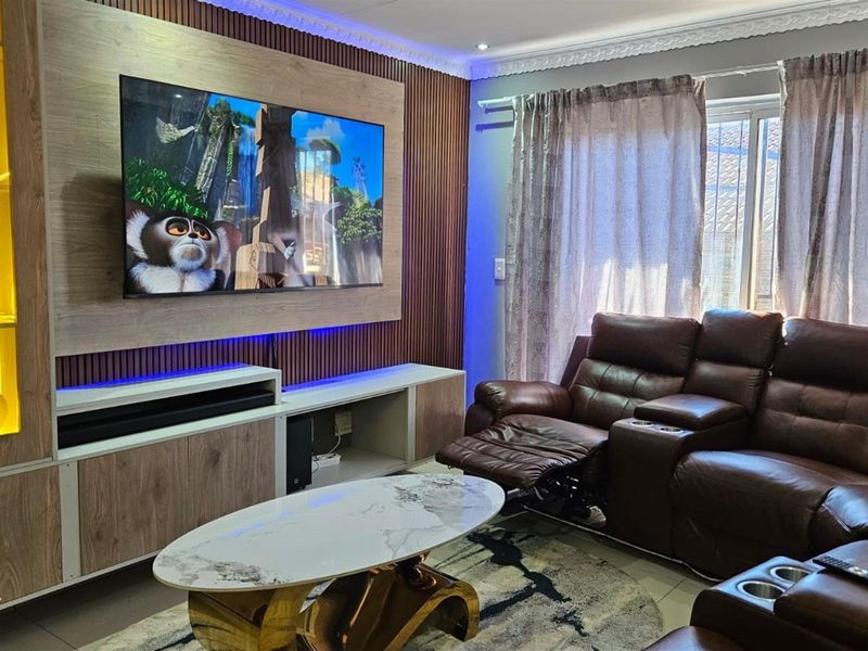 Townhouse For Sale in Amandasig, Akasia - Photo 3