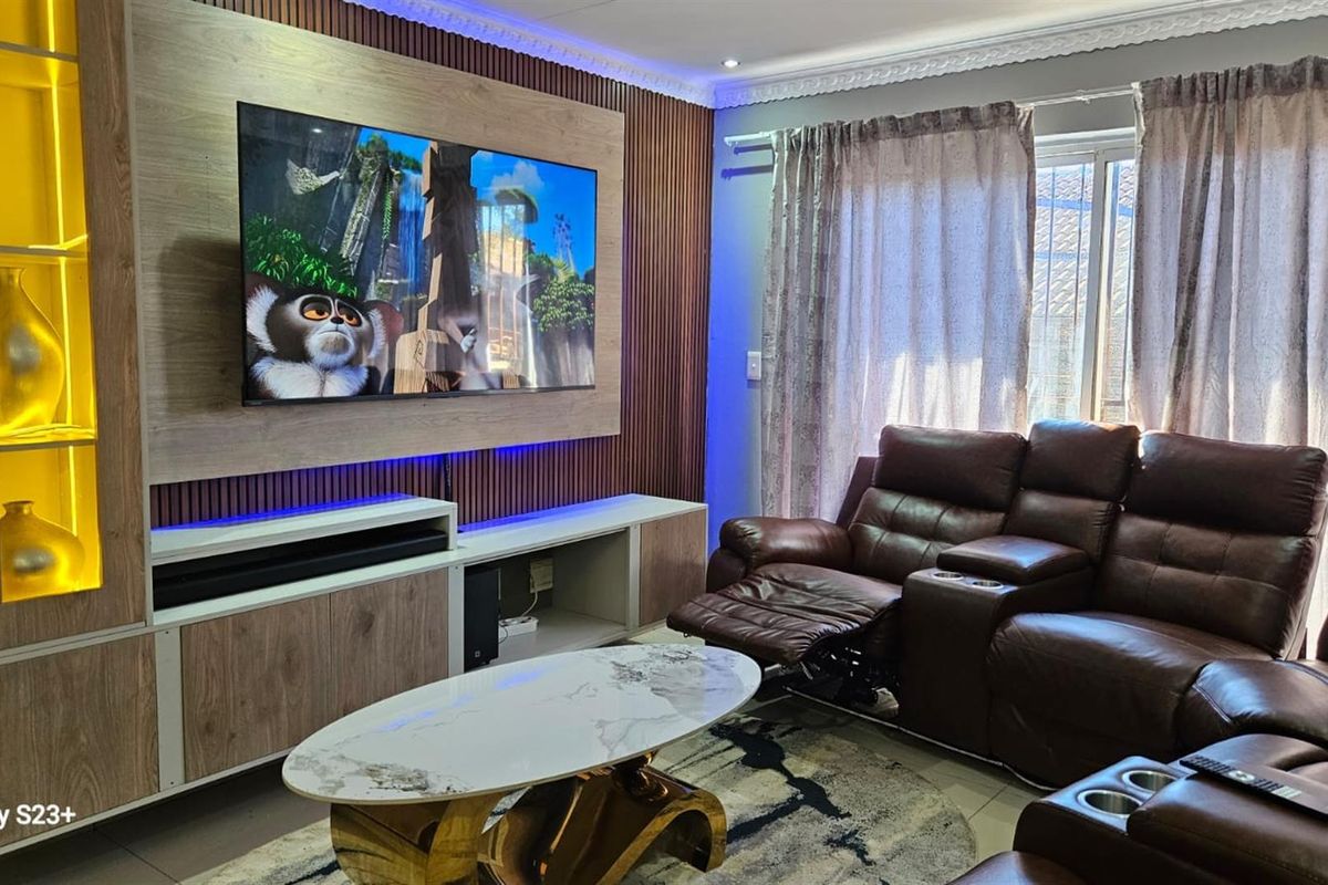 Townhouse For Sale in Amandasig, Akasia - Photo 3