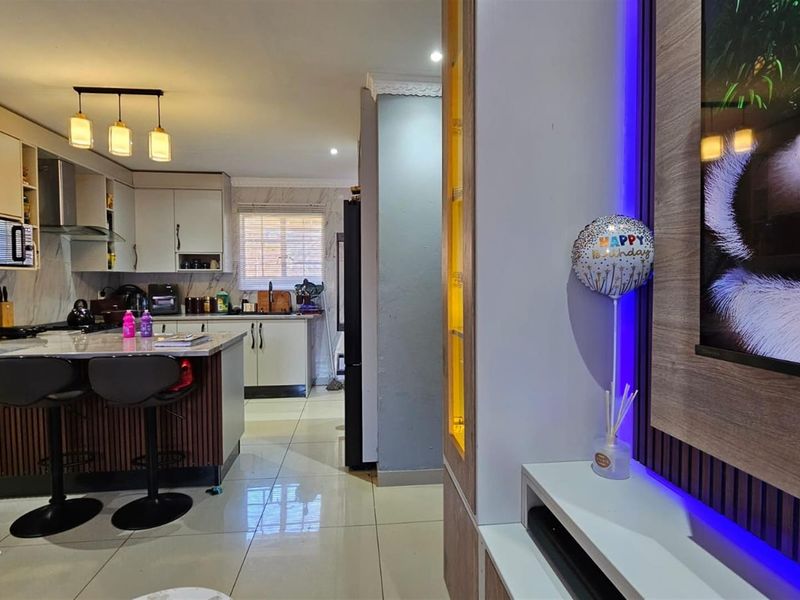 Townhouse For Sale in Amandasig, Akasia - Photo 4