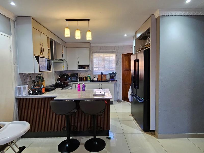 Townhouse For Sale in Amandasig, Akasia - Photo 5