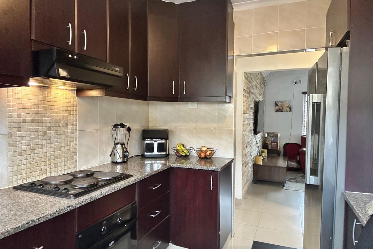 3 Bedroom House for Sale in Newlands East - Photo 4