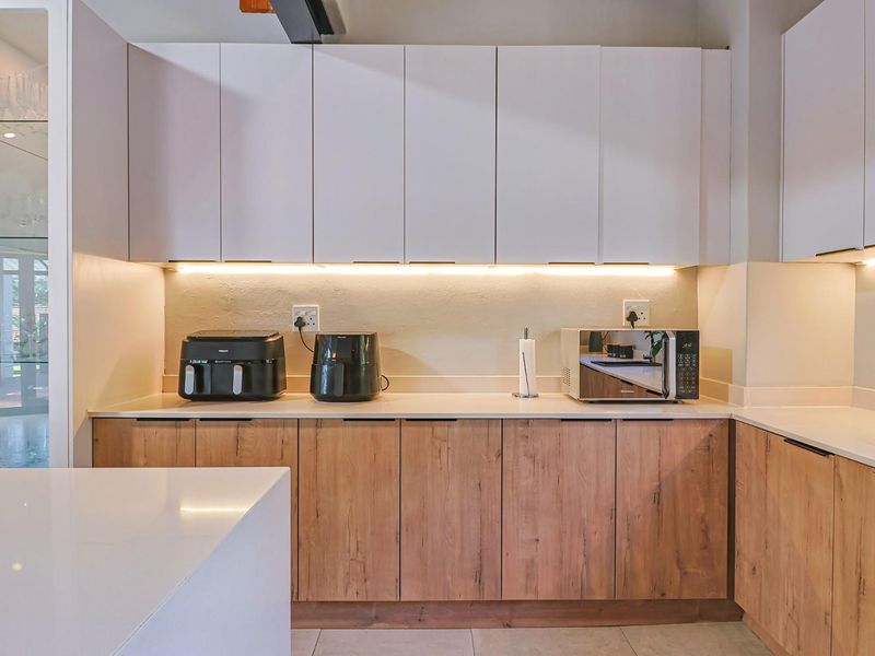 RENOVATED, FOUR BEDROOMS, ENTERTAINERS DREAM IN BOOMED OFF STREET!! - Photo 10